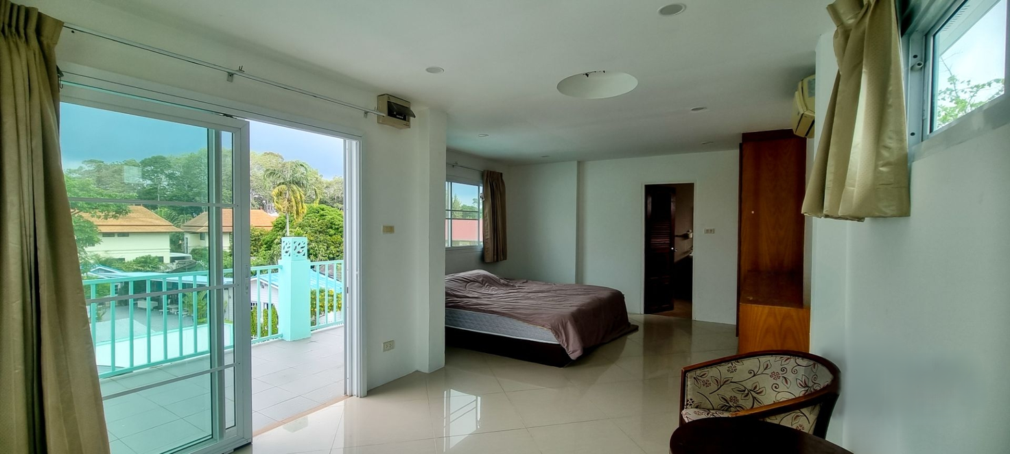 picture Exquisite 3-Storey Luxury Residence for Sale in Bang Saray - 15/19