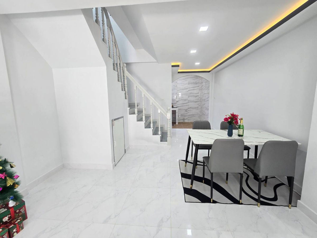 รูป ทาวน์เฮ้าส์ รีโนเวท พร้อมหิ้วกระเป๋าเข้าอยู่ได้เลย  หมู่บ้าน เคซี.รามอินทรา 8 ถนนไทยรามัญ คลองสามวา เฟอร์นิเจอร์มากมาย - รูปที่ 10/26