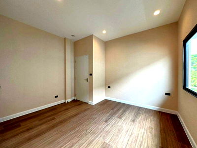 Houses for sale Bangkok : SALE VENUE ID PETCHKASEM81 5BED 5BATH 