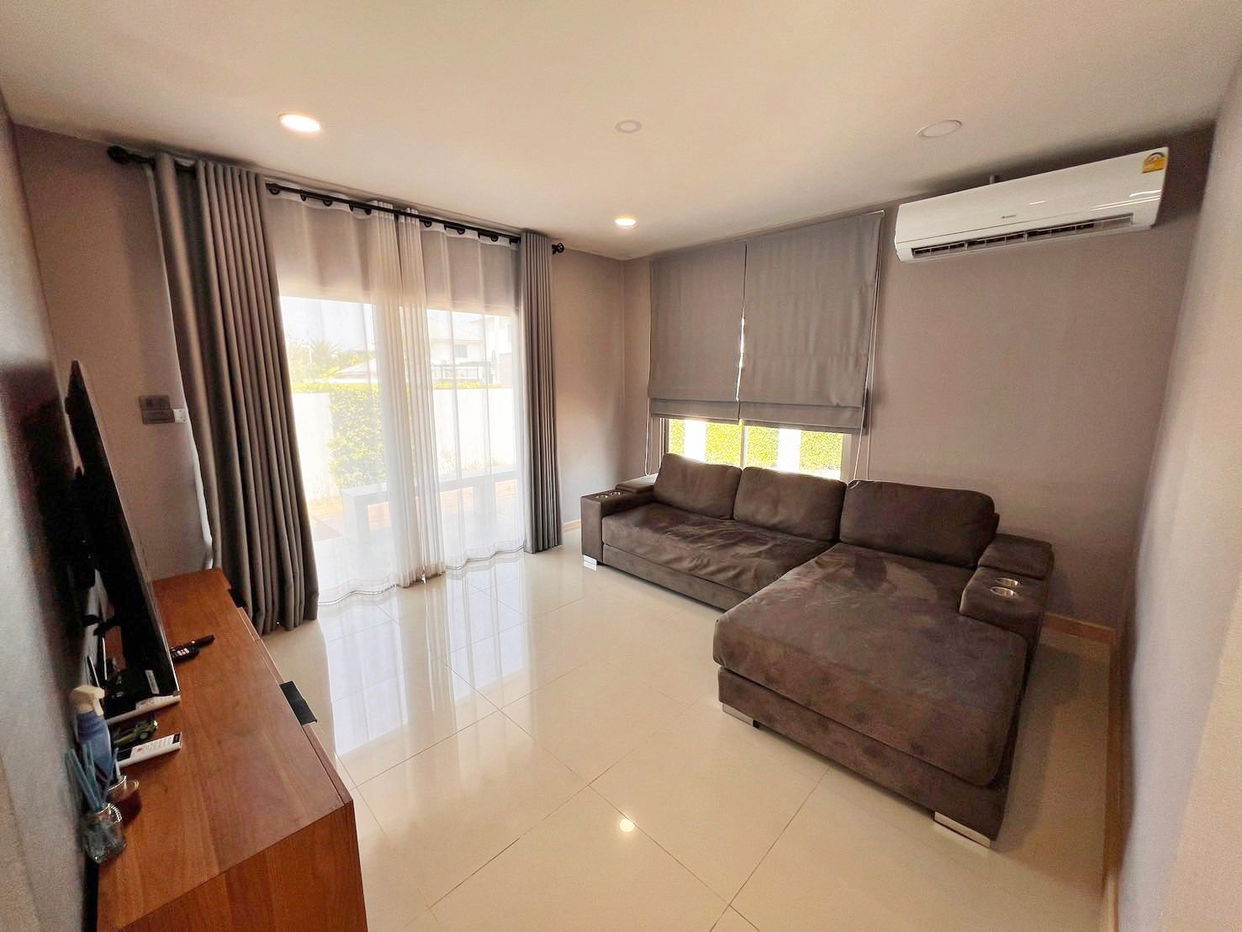 picture 3 Bedrooms Modern House in East Pattaya for Rent - 1/8