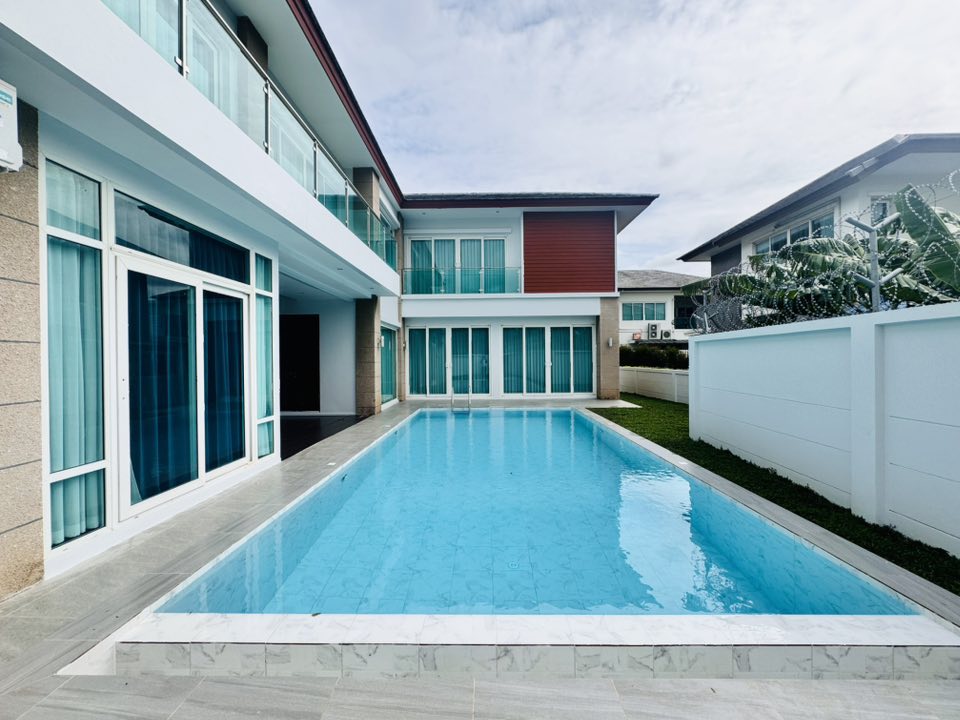 picture Luxury Pool Villa for Sale in North Pattaya - 3/11