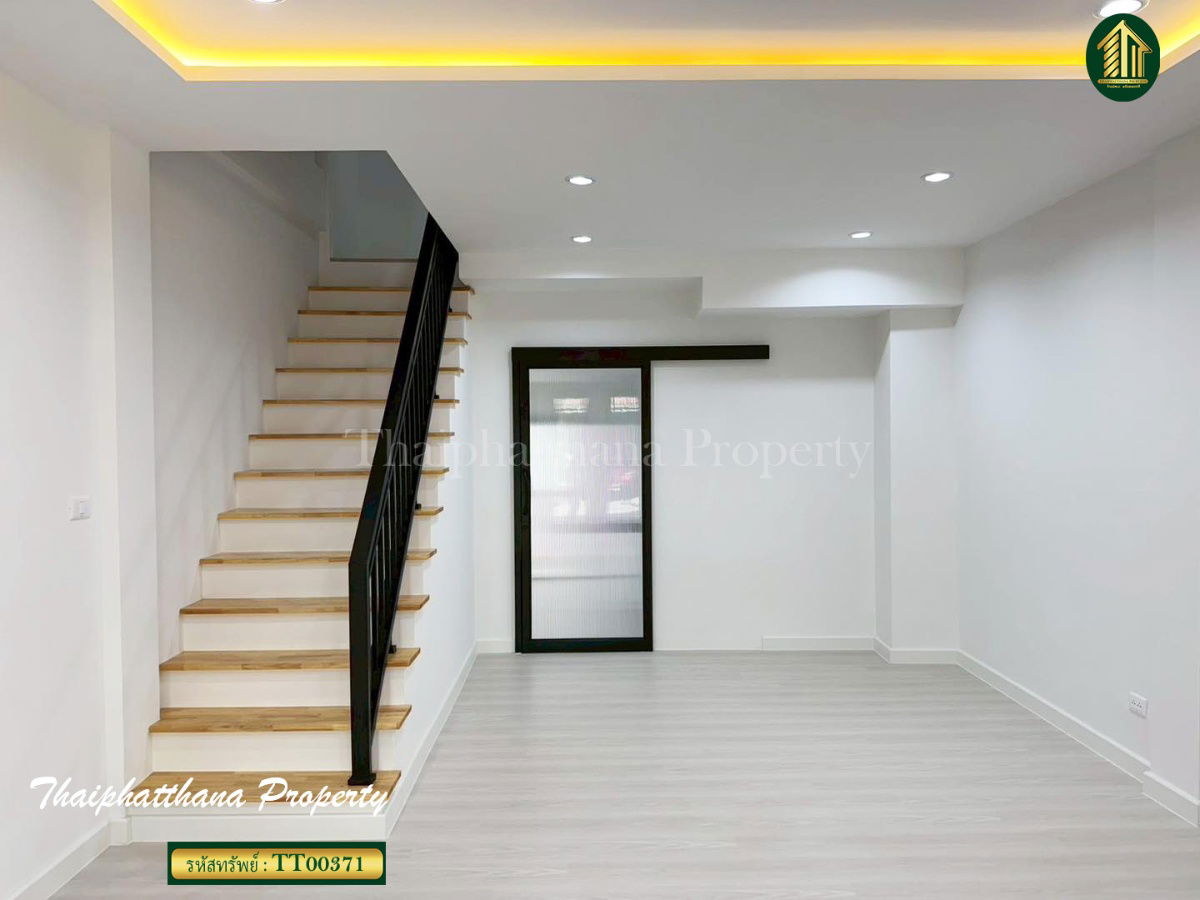 รูป ทาวน์โฮม 3 ชั้น ซอยนาคนิวาส ลาดพร้าว รีโนเวทใหม่ สวย พร้อมเข้าอยู่ - รูปที่ 5/15