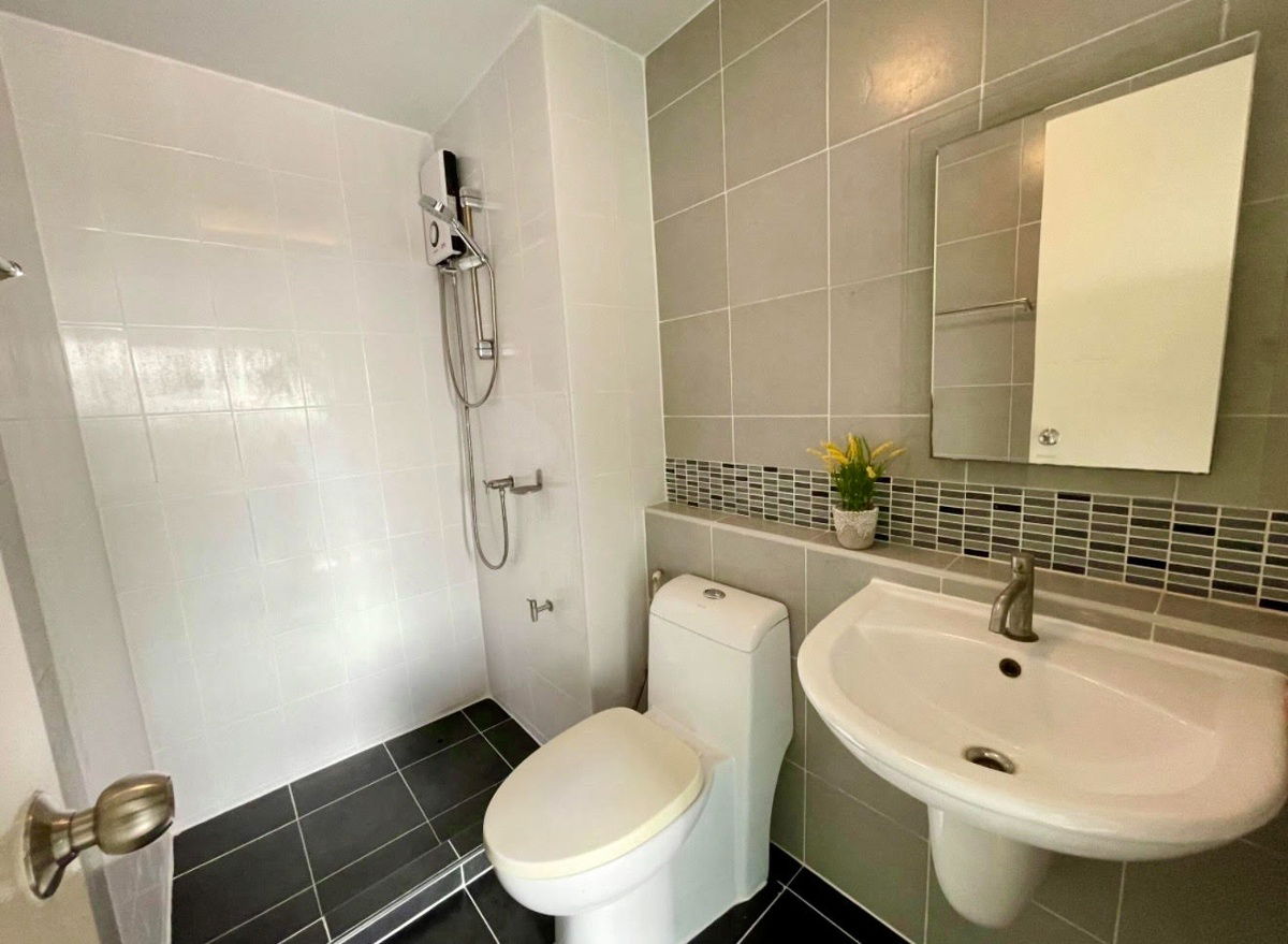 รูป code : E61 ให้เช่าคอนโด ดี คอนโด รามคำแหง 64 (D Condo Ramkhamhaeng 64) | ห้องขนาด 30 ตร.ม. วิวโล่ง ทิศตะวันออก เฟอร์ครบ พร้อมเข้าอยู่ - รูปที่ 9/11