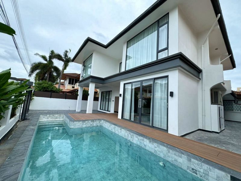 picture Luxury Pool Villa for Sale – Thepprasit Road, Pattaya - 1/14