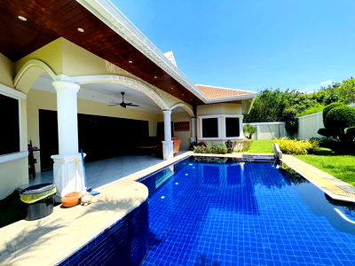 Houses for sale Wat Phra Yai : Pool Villa 3 Bedrooms for Sale in Jomtien Spacious Private