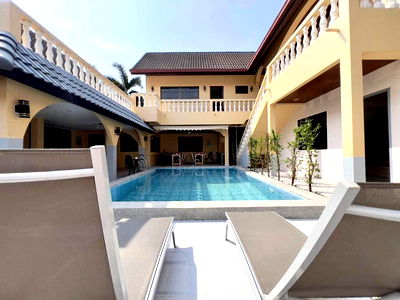 Houses for sale Wat Phra Yai : Pool Villa in South Pattaya for Sale