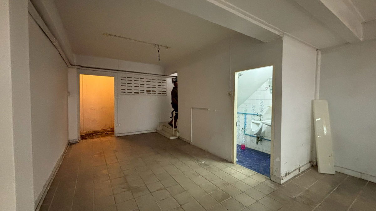 picture Commercial building for sale, 14 sq wah, good location on Petchburi Road. - 36/43