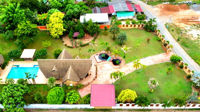 บ้านเดี่ยว ตลาดนัด เเยกเจ : ขายวิลล่าส่วนตัวกว้างขวางพร้อมสระว่ายน้ำ – บางเสร่