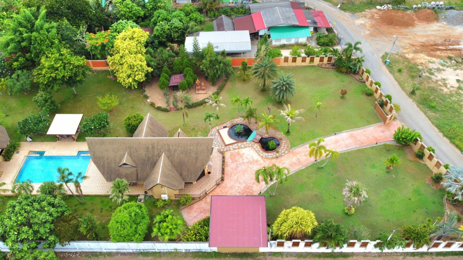 picture Spacious Private Villa with Swimming Pool for Sale – Bang Saray - 1/20