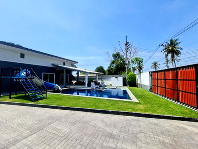 Houses for sale Chonburi : 12 Bedrooms Pool Villa in Mabprachan for Sale