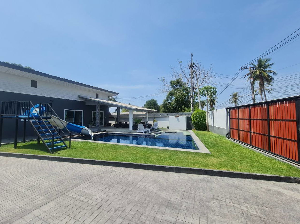 picture 12 Bedrooms Pool Villa in Mabprachan for Sale - 1/10