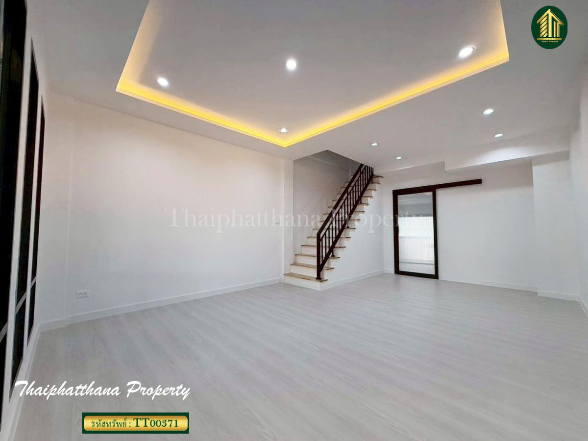 รูป ทาวน์โฮม 3 ชั้น ซอยนาคนิวาส ลาดพร้าว รีโนเวทใหม่ สวย พร้อมเข้าอยู่ - รูปที่ 3/15