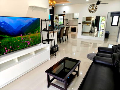 Houses for sale Lieb Tang Rodfai : 2 Bedrooms House in Na Jomtien for Sale