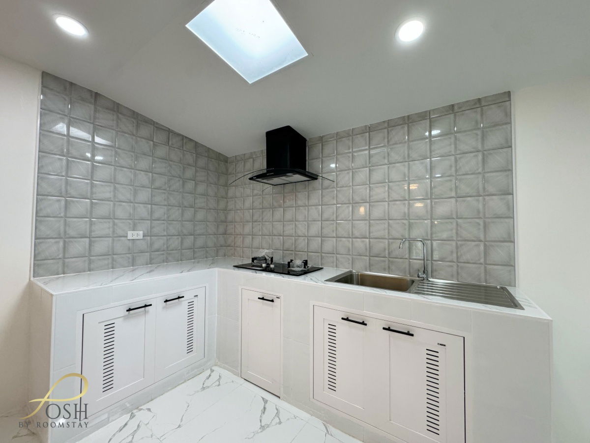 รูป หมู่บ้านชเลคีรี กะทู้ - บ้านรีโนเวทใหม่ทำเลกะทู้  ใกล้ปั๊มบางจากกะทู้ ห้องนอนใหญ่มาพร้อมระเบียง ไม่ชนบ้านหลังอื่น บรรยากาศโปร่งโล่ง - รูปที่ 12/32