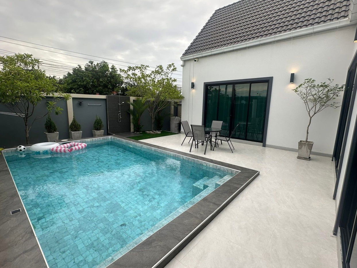 รูป วิลล่าสระว่ายน้ำ 3 ห้องนอนให้เช่า ในทำเลสยามคันทรีคลับ - รูปที่ 2/15