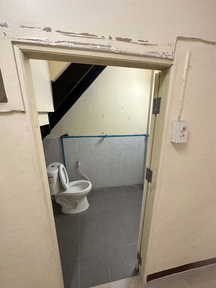 รูป อาคารพาณิชย์ให้เช่า 2 ชั้น (11 ตรว) 1 ห้องนอน 1 ห้องน้ำ 1 ห้องครัว ถนนจันทร์ ตรงข้ามวัดไผ่เงิน เหมาะหรับหรับทำกิจการ 12,000 เจ้าของประกาศเอง - รูปที่ 4/8