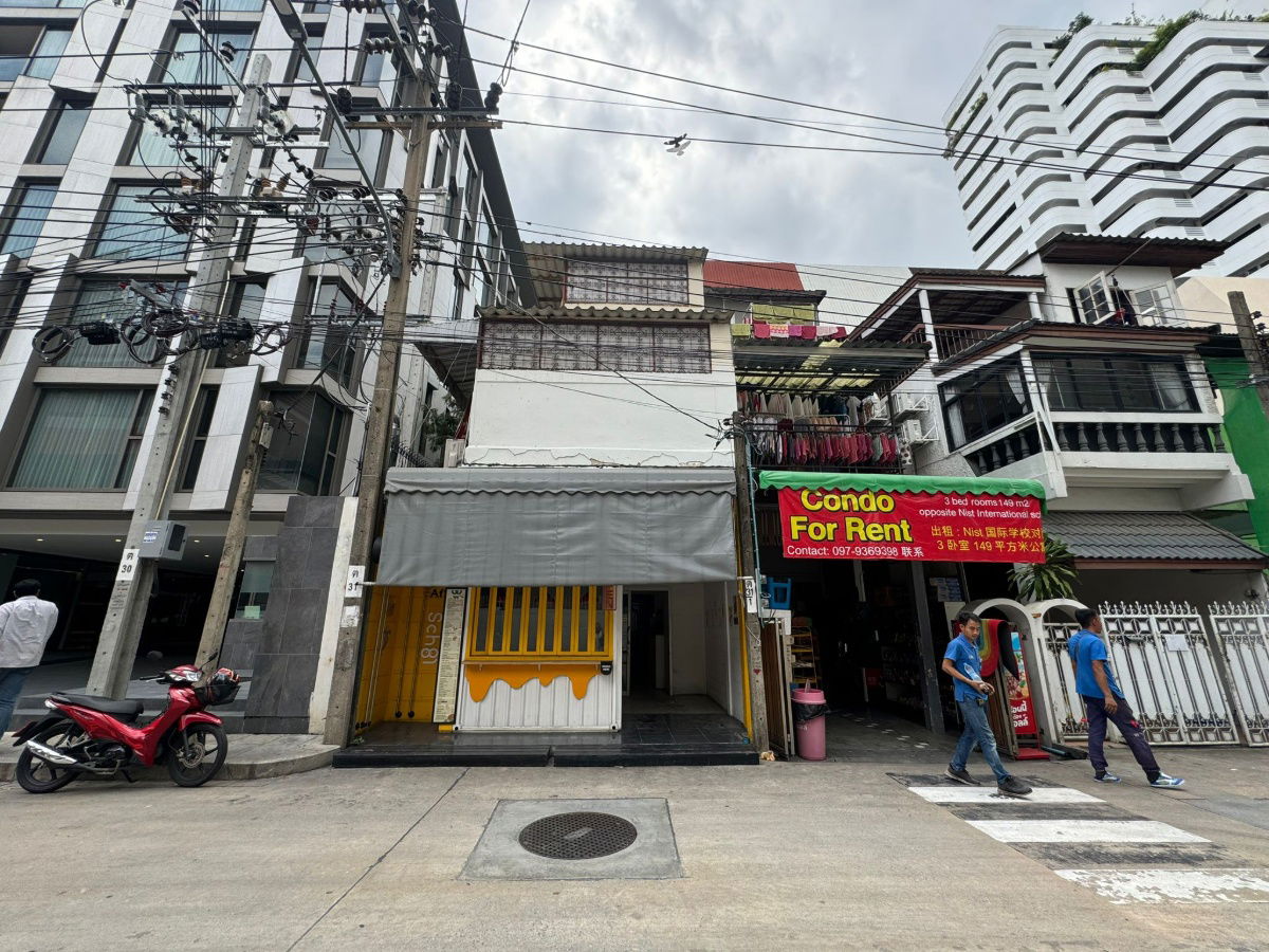 รูป ขายโรงแรม ด่วน สุขุมวิท ซ.15 เนื้อที่ 24 ตารางวา มี 4 ห้องนอน 3 ห้องน้ำ - รูปที่ 13/22