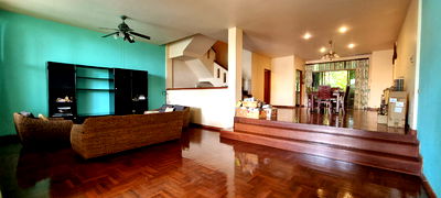 Houses for sale Wat Phra Yai : 5-Storey House in Pratumnak for Sale