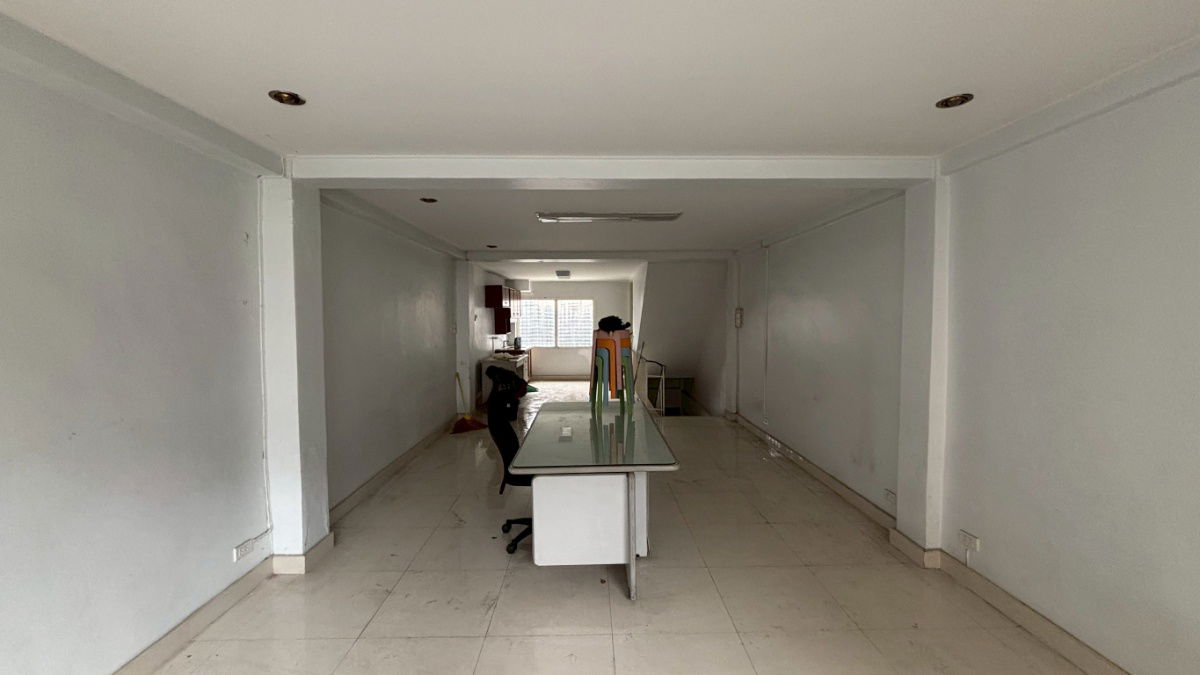 picture Commercial building for sale, 14 sq wah, good location on Petchburi Road. - 26/43