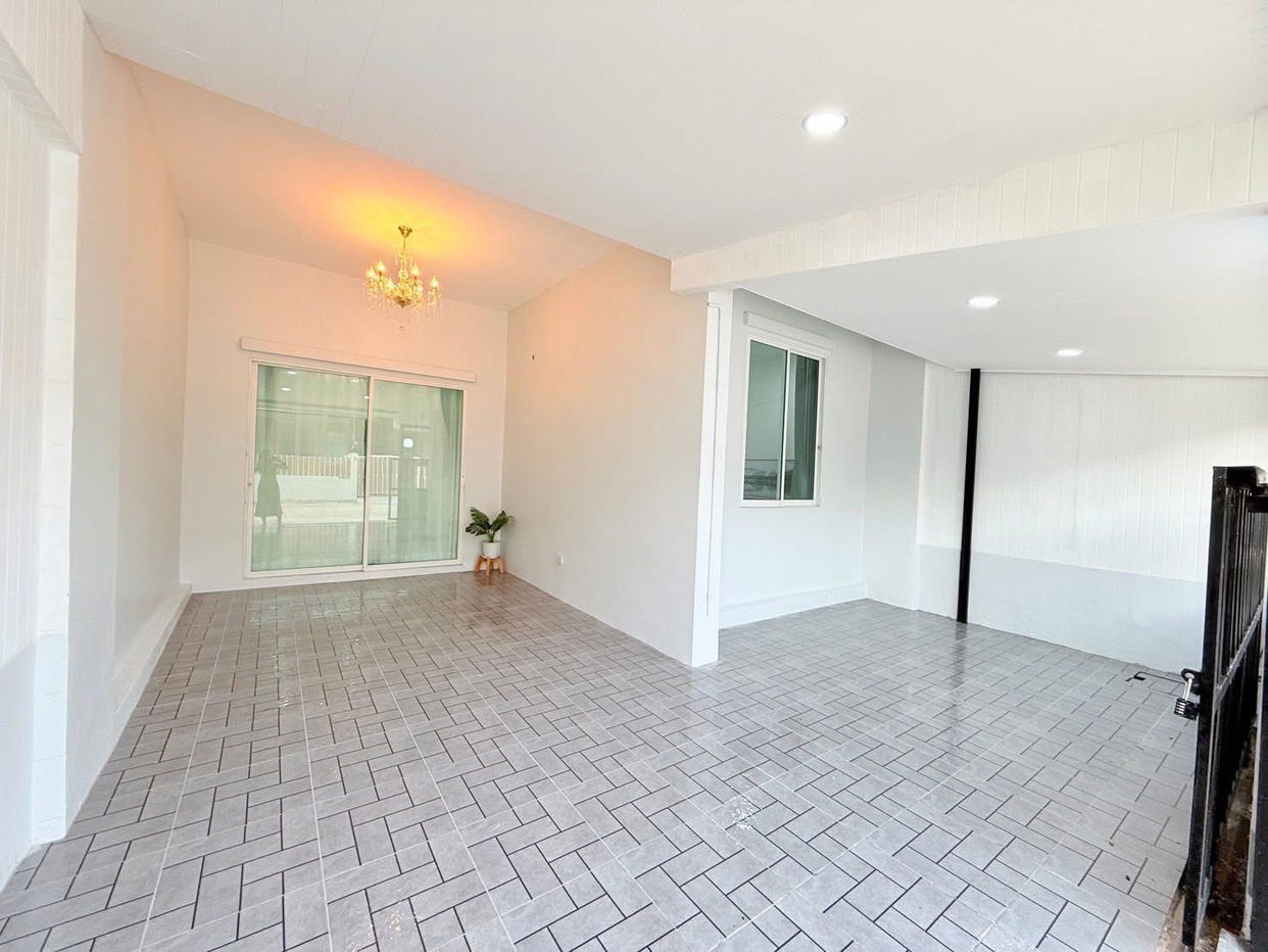 picture 3-Bedroom Townhouse for Sale in Siam Country Club - 2/15