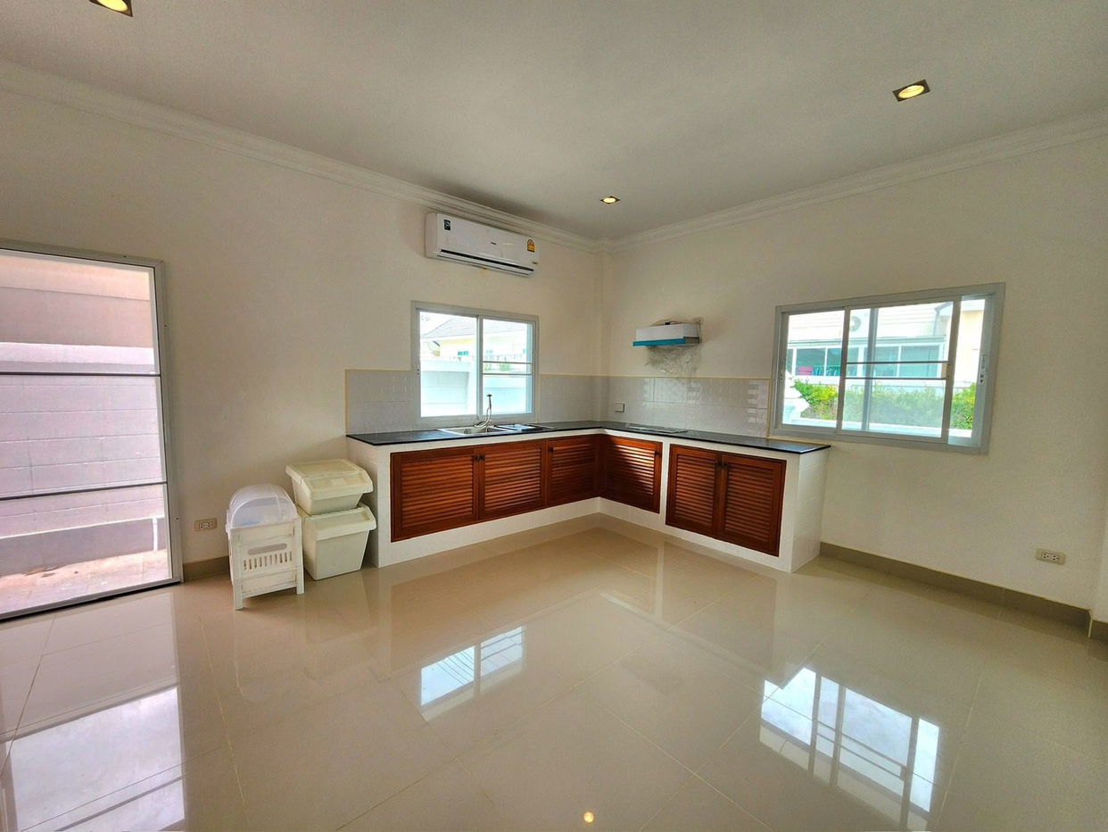 picture Luxury Pool Villa for Sale in Bang Saray - 10/15