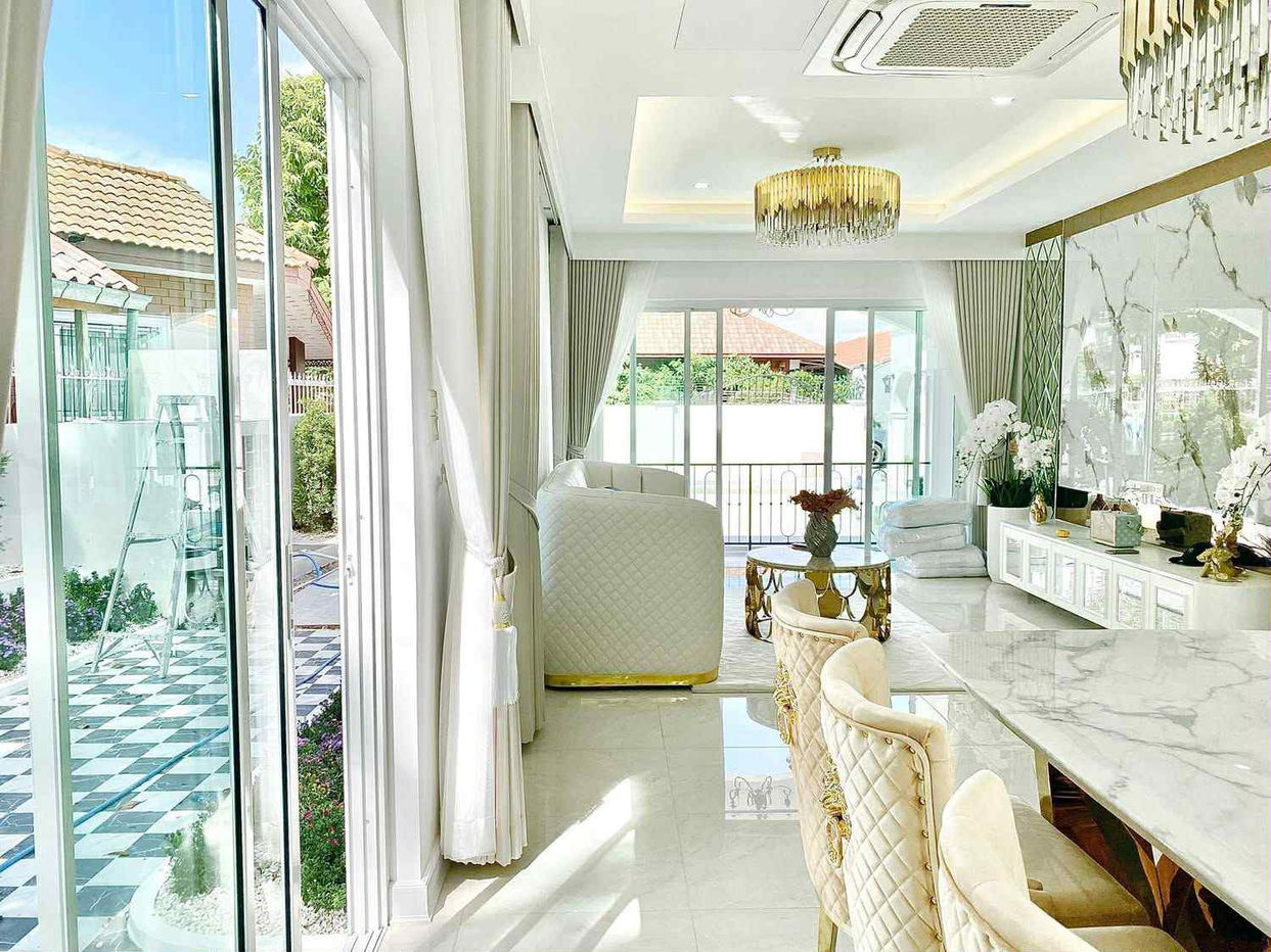 รูป Luxury 5-Bedroom Pool Villa for Sale in North Pattaya - รูปที่ 9/9