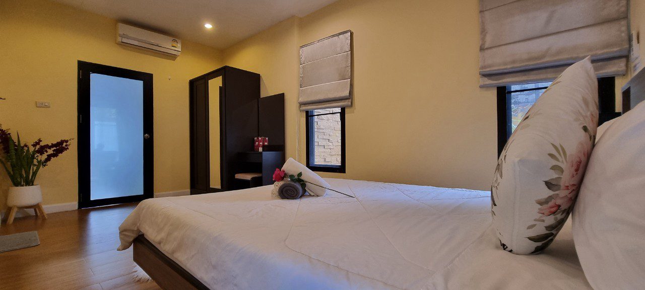 picture Pool Villa in Jomtien 4 Bedrooms for Rent - 15/17