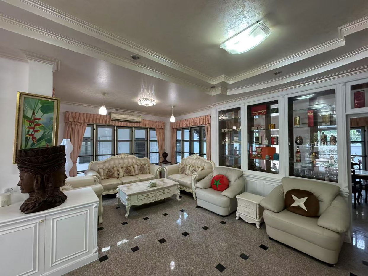 รูป Spacious 8-Bedroom Pool Villa for Sale in Thepprasit - รูปที่ 3/16