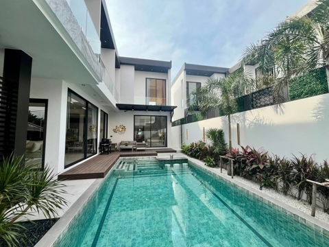5 Bedrooms Pool Villa for Sale in South Pattaya