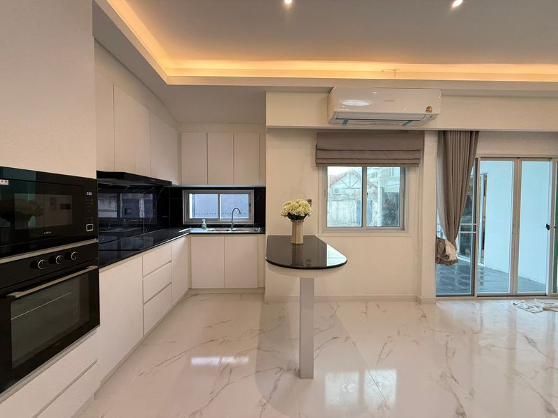 picture 8 Bedrooms Pool Villa in South Pattaya for Rent - 6/15