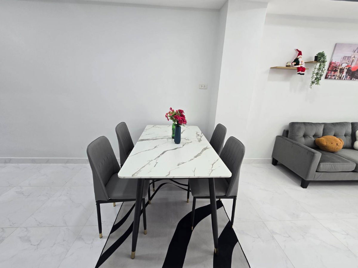 รูป ทาวน์เฮ้าส์ รีโนเวท พร้อมหิ้วกระเป๋าเข้าอยู่ได้เลย  หมู่บ้าน เคซี.รามอินทรา 8 ถนนไทยรามัญ คลองสามวา เฟอร์นิเจอร์มากมาย - รูปที่ 11/26