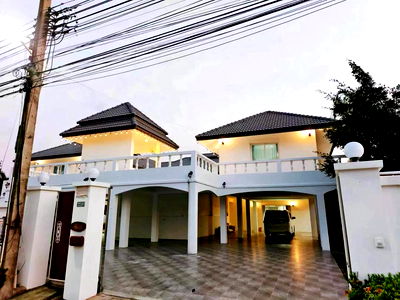 บ้านเดี่ยว ถนนเตาโล : วิลล่าสระว่ายน้ำกว้างขวาง 9 ห้องนอนในพัทยาตะวันออก