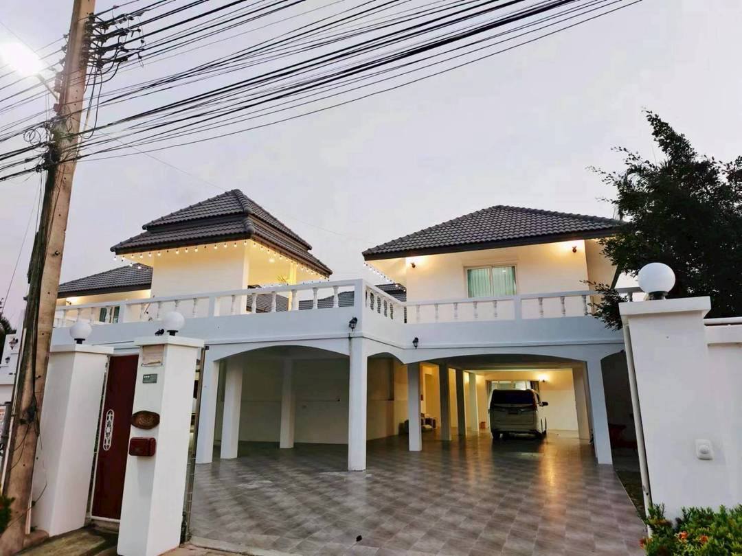 picture Spacious 9-Bedroom Pool Villa in East Pattaya - 1/15