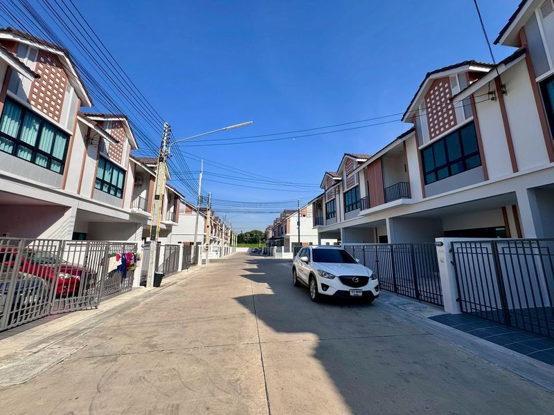 picture For Rent Townhouse Zensiri 3 Bedrooms 3 Bathrooms - 20/20