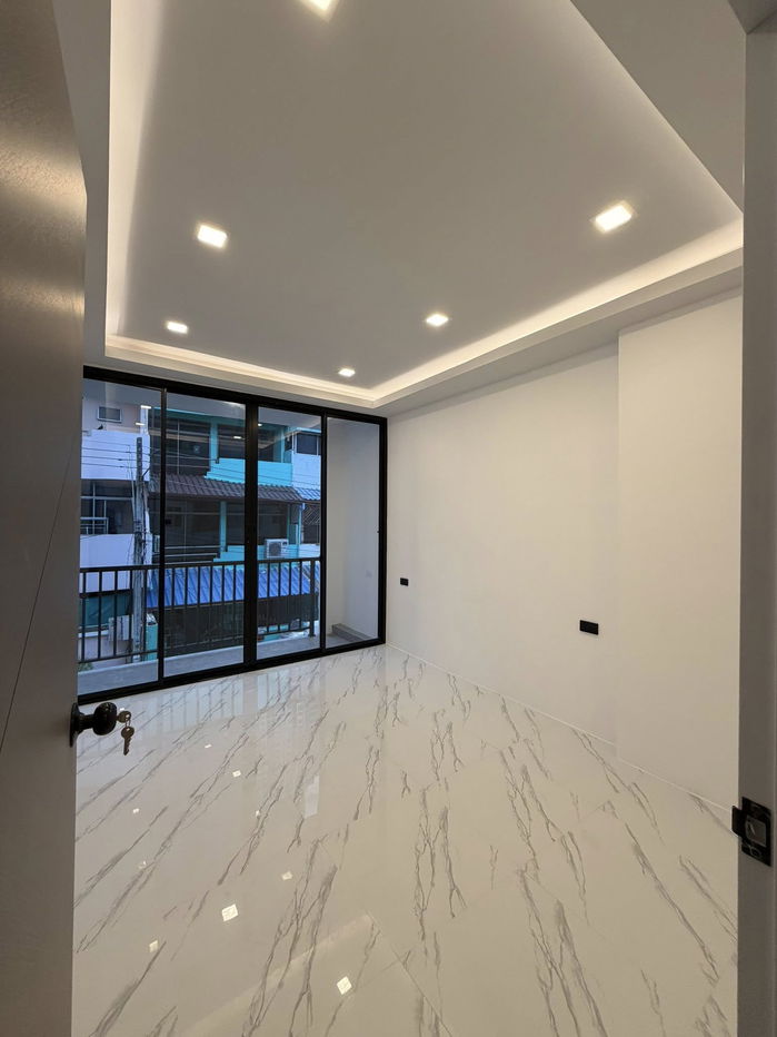 picture 3-Storey Renovated Townhome for Sale in Thappraya - 13/18