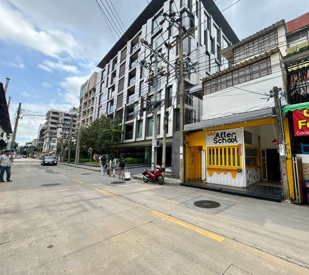 รูป ขายโรงแรม ด่วน สุขุมวิท ซ.15 เนื้อที่ 24 ตารางวา มี 4 ห้องนอน 3 ห้องน้ำ - รูปที่ 14/22