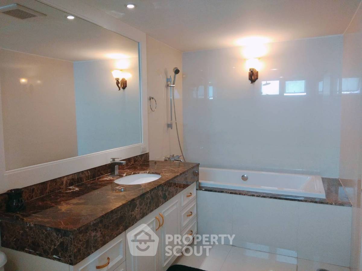 picture 4-BR Condo at Piyathip Place near BTS Phrom Phong (ID 659423) - 26/28