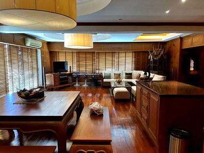 Condos for sale : Star Beach Condominium 2 Bedroom for Sale in Pratumnak Pattaya