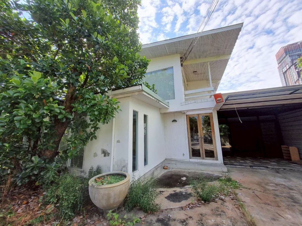 picture 3 Detached Houses with Land at Ekkamai - 2/4