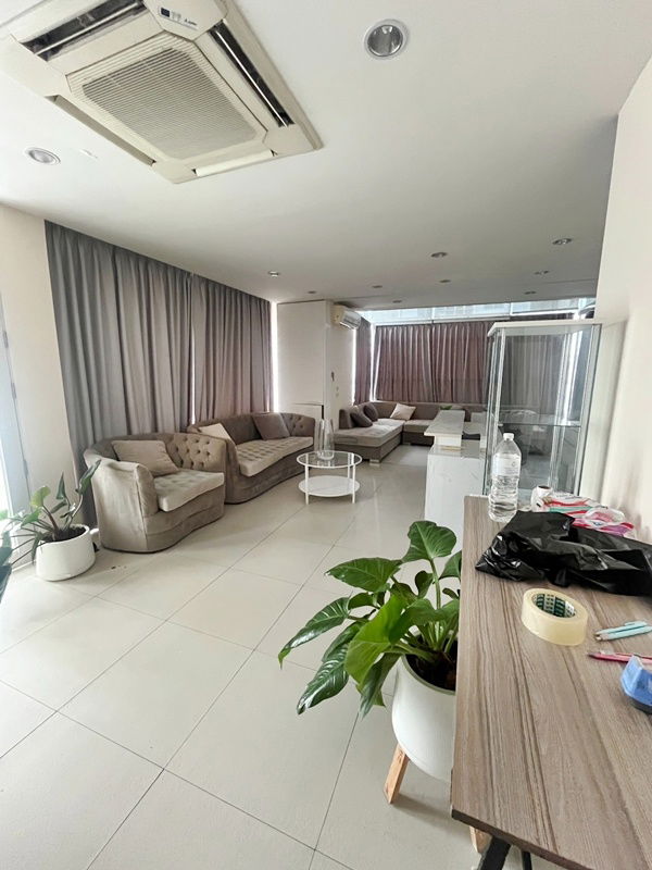 picture Space on 2nd Floor at the Corner for Clinic near MRT Huaykwang 350 m. - 2/8