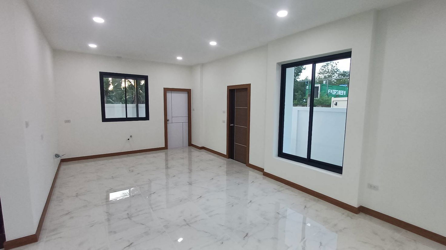 รูป ขายบ้านเดี่ยว 2 ชั้น สไตล์โมเดิร์น 3 ห้องนอน ในห้วยใหญ่ - รูปที่ 4/9