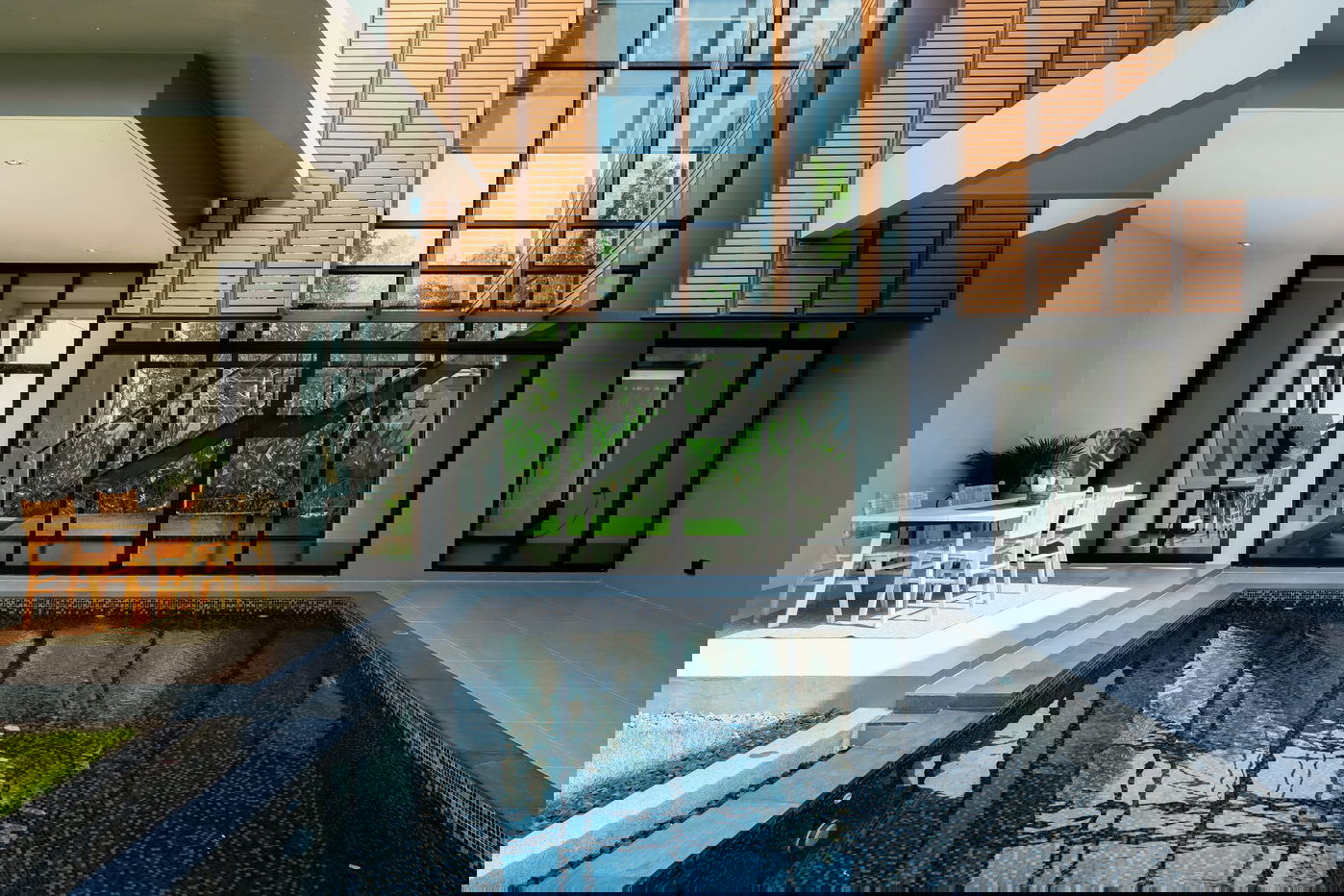 รูป ขายพูลวิลล่า 2 ชั้นสไตล์โมเดิร์นในพัทยาตะวันออก - รูปที่ 1/12