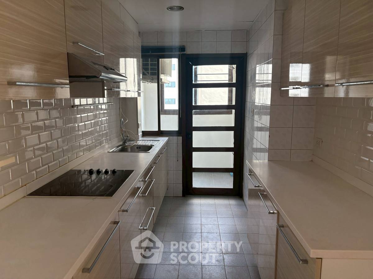 picture 3-BR Condo at Top View Tower Condominium near BTS Thong Lor (ID 2463384) - 4/11