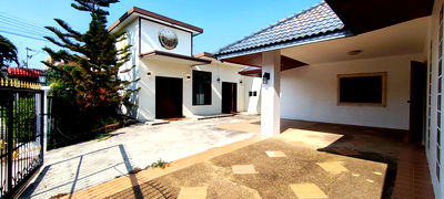 Houses for sale Wat Phra Yai : 4 Bedrooms House for Sale in South Pattaya