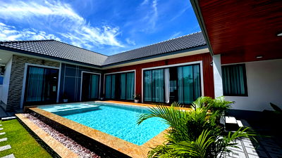 บ้านเดี่ยว หาดบางเสร่ : วิลล่าพร้อมสระว่ายน้ำใหม่ ใกล้หาดบางเสร่ วิวภูเขา