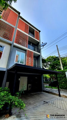 ขายทาวน์โฮม : ขาย Townhome ไซมิส บรอทซั่ม แอท แฟชั่น Style Model Tropical ใกล้สถานีรถไฟฟ้า