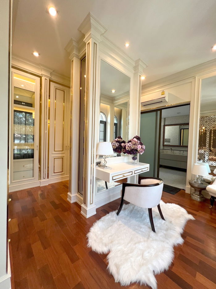 picture Stunning luxury mansion for sale in the prime Pinklao area. This residence is beautifully decorated and ready to move in - 20/20