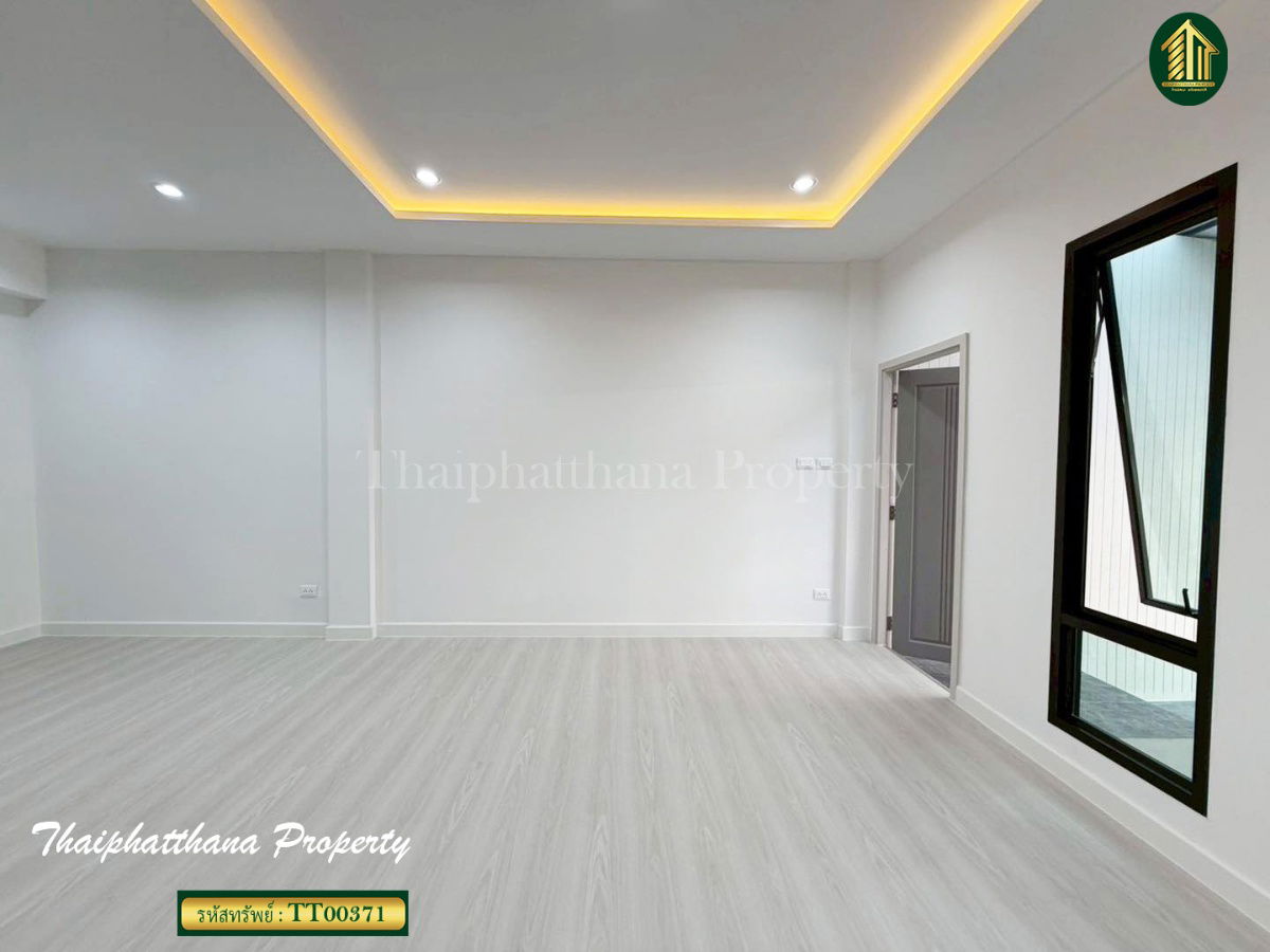 รูป ทาวน์โฮม 3 ชั้น ซอยนาคนิวาส ลาดพร้าว รีโนเวทใหม่ สวย พร้อมเข้าอยู่ - รูปที่ 6/15