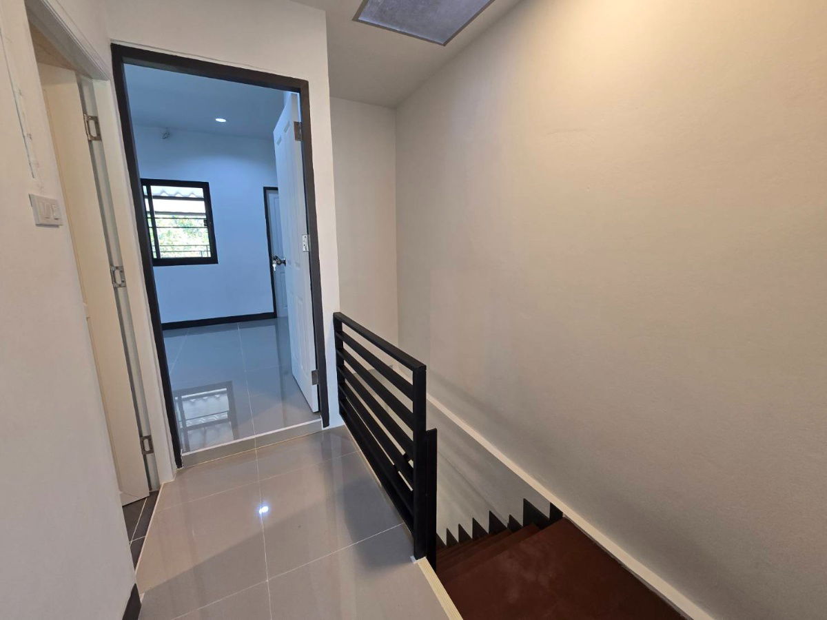 รูป ทาวน์เฮ้าส์2ชั้น รีโนเวทใหม่ ทำเลดี ใกล้สนามบินสุวรรณภูมิ หมู่บ้าน รุ่งนภาเพลส ซอยร่มเกล้า16 มีนบุรี - รูปที่ 23/33