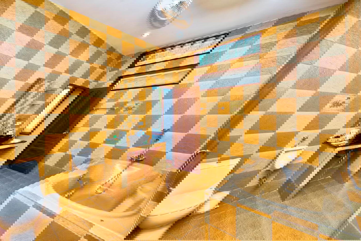 picture 6 Bedrooms House for Sale in Mabprachan - 10/16